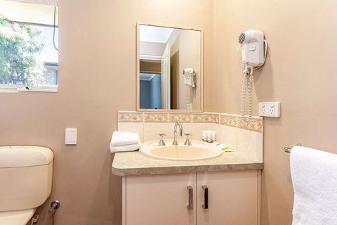 Quality Suites Banksia Gardens - Tourism Canberra 3