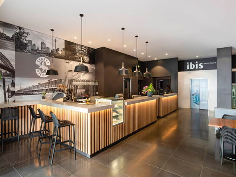 Hotel Ibis World Square - Tourism Canberra 0