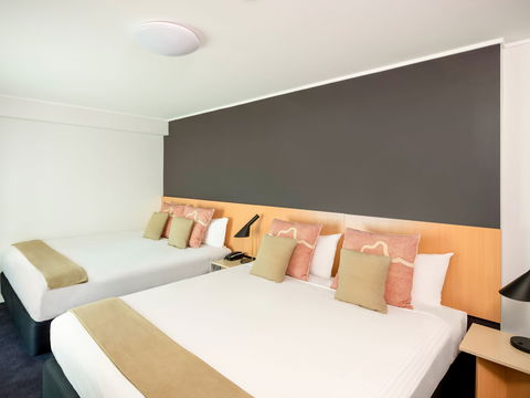 Hotel Ibis World Square - Tourism Canberra 5
