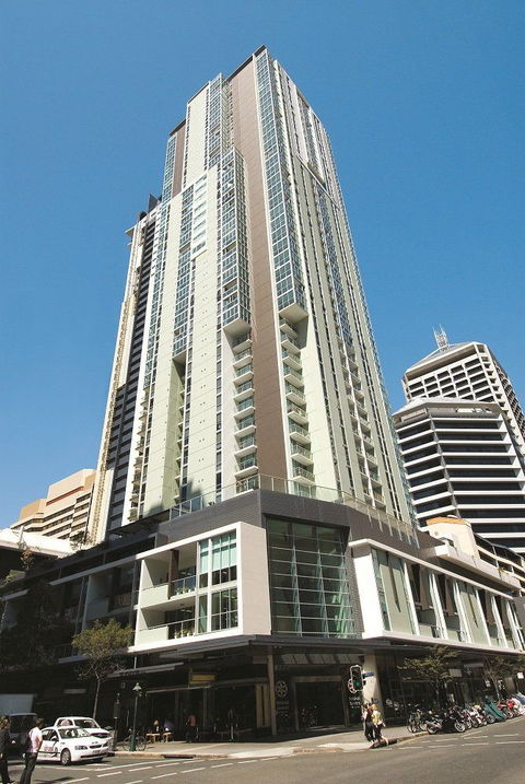 Oaks Festival Towers - Tourism Canberra 0
