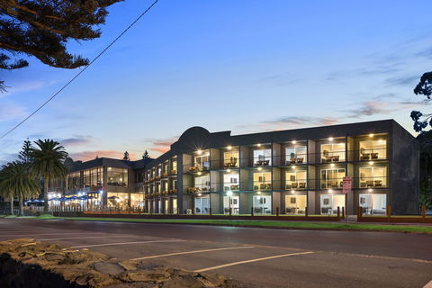 North Pier Hotel Cowes - Tourism Canberra 1