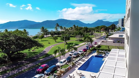 Holiday Inn Cairns Harbourside - Tourism Canberra 1