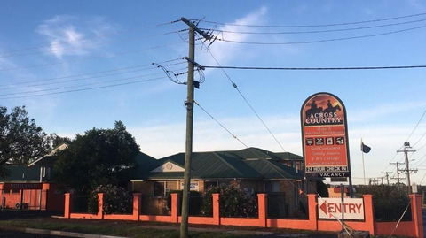 Across Country Motel & Svcd Apts - Tourism Canberra 0