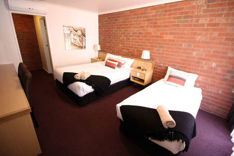 Pevensey Motor Lodge - Tourism Canberra 1
