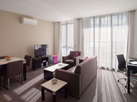 Meriton Suites Southport - Tourism Canberra 1