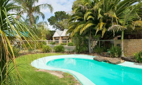 Tropicana Motor Inn - Tourism Canberra 0