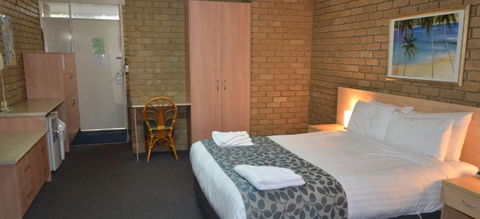 Tropicana Motor Inn - Tourism Canberra 1