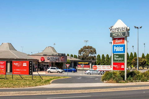 Nightcap at Gateway Hotel - Tourism Canberra 1