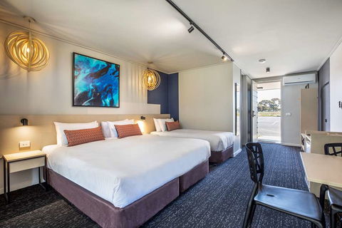 Nightcap at Gateway Hotel - Tourism Canberra 7