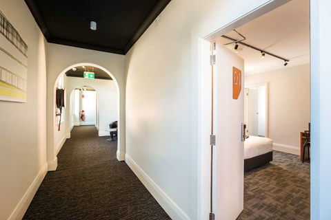 Nightcap At Regents Park Hotel - Tourism Canberra 6