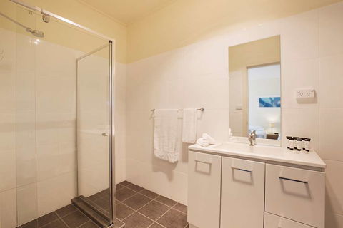 Nightcap At High Flyer Hotel - Tourism Canberra 4