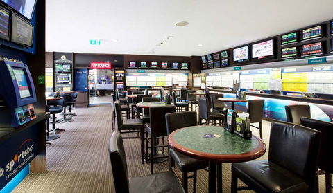Nightcap At High Flyer Hotel - Tourism Canberra 5