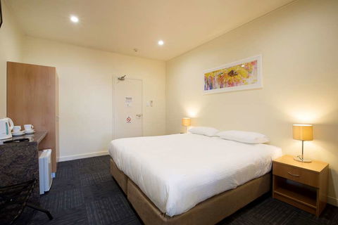 Nightcap At High Flyer Hotel - Tourism Canberra 6