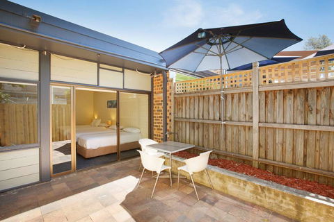Nightcap At High Flyer Hotel - Tourism Canberra 8