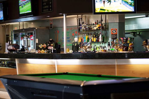 Nightcap At High Flyer Hotel - Tourism Canberra 9