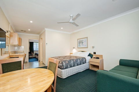 Colonial Terrace Motor Inn - Tourism Canberra 1