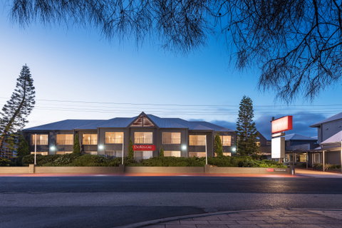 Bellevue on the Lakes - Tourism Canberra 0