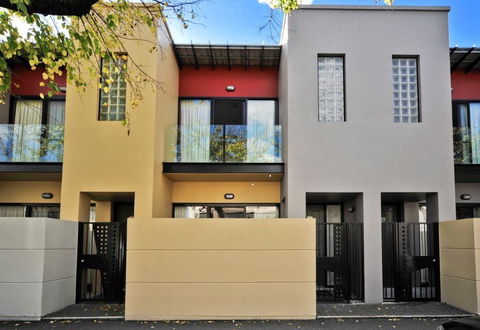 RNR Apartments, Adelaide - Tourism Canberra 0