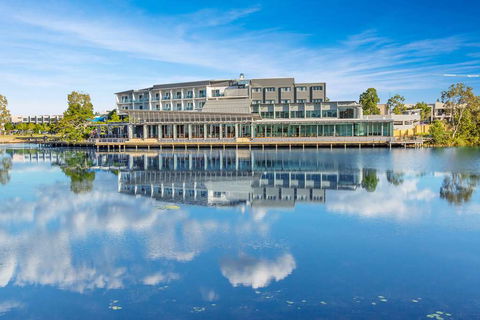Best Western Plus North Lakes Hotel - Tourism Canberra 1