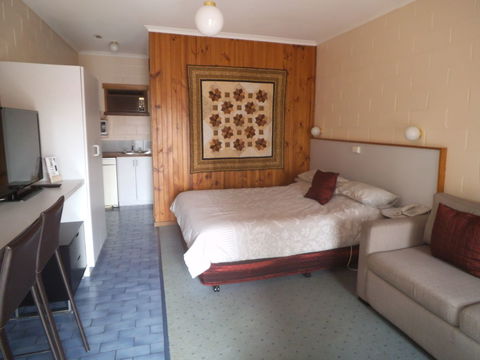 Yarragon Motel - Tourism Canberra 0