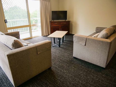 Nightcap at Hinterland Hotel - Tourism Canberra 1