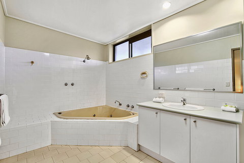 Knox International Hotel - Tourism Canberra 5