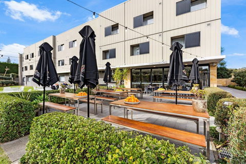 Miramare Gardens Boutique Accommodation - Tourism Canberra 0