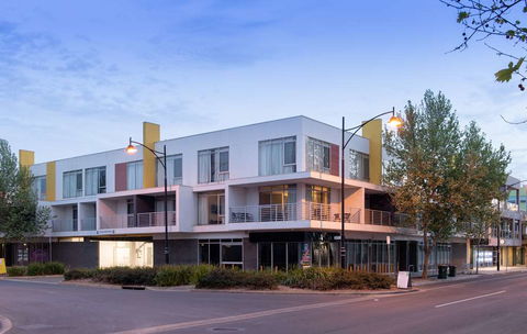 Mawson Lakes Hotel - Tourism Canberra 1