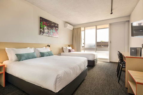 Nightcap At Waltzing Matilda Hotel - Tourism Canberra 2