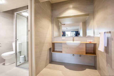 Nightcap at Manhattan Hotel - Tourism Canberra 0