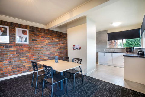 Nightcap at Manhattan Hotel - Tourism Canberra 2