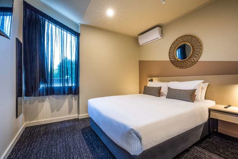 Nightcap at Manhattan Hotel - Tourism Canberra 4