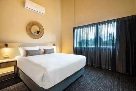 Nightcap at Manhattan Hotel - Tourism Canberra 6