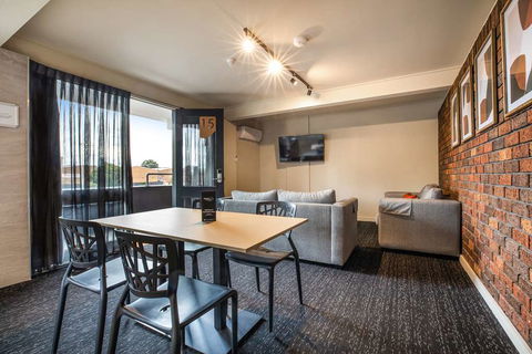 Nightcap at Manhattan Hotel - Tourism Canberra 7