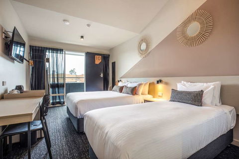 Nightcap at Manhattan Hotel - Tourism Canberra 10