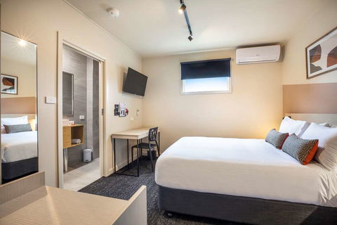 Nightcap at Manhattan Hotel - Tourism Canberra 11