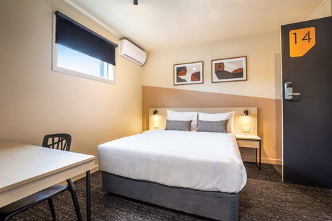 Nightcap at Manhattan Hotel - Tourism Canberra 12