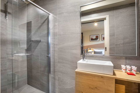 Nightcap at Manhattan Hotel - Tourism Canberra 13