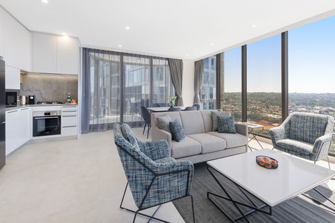 Meriton Suites George St - Tourism Canberra 3