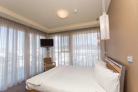 Peppers Seaport Hotel - Tourism Canberra 1