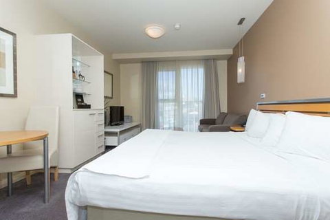 Peppers Seaport Hotel - Tourism Canberra 5