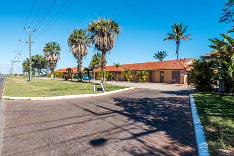 Hospitality Carnarvon, SureStay By BW - Tourism Canberra 1