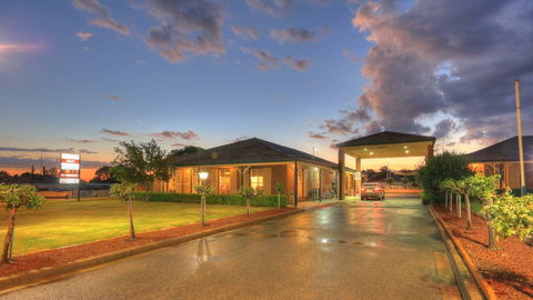 Bushmans Motor Inn - Tourism Canberra 1