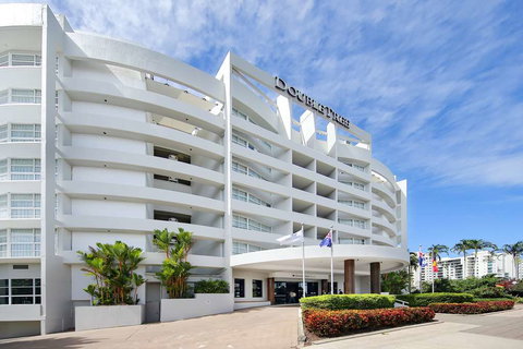 DoubleTree by Hilton Cairns - Tourism Canberra 0