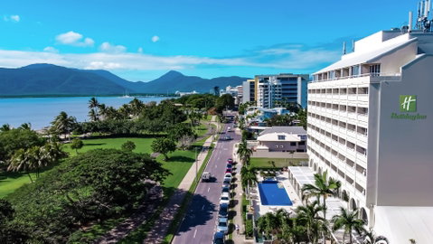 Holiday Inn Cairns Harbourside - Tourism Canberra 0