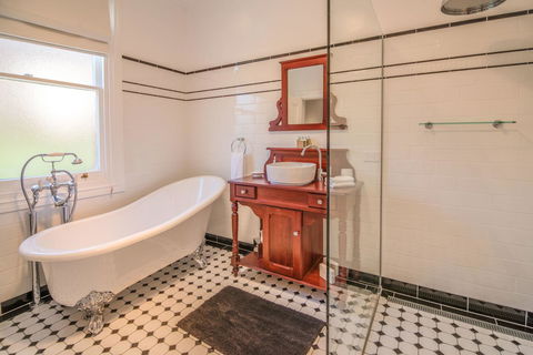 De Russie Boutique Hotel - Tourism Canberra 2