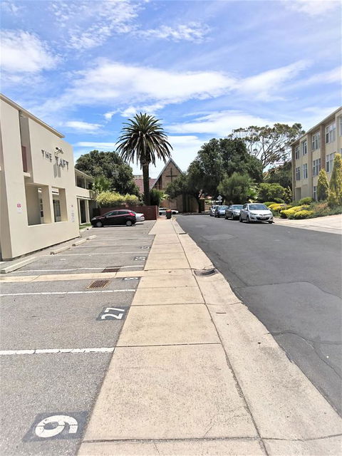 Hi 5 Glenelg Studio Apartment - Tourism Canberra 16
