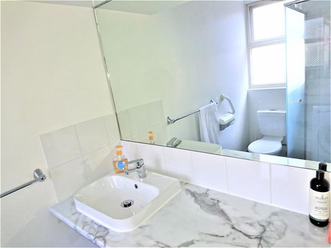 Hi 5 Glenelg Studio Apartment - Tourism Canberra 9