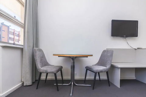 Hi 5 Glenelg Studio Apartment - Tourism Canberra 4