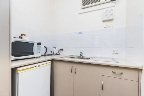 Hi 5 Glenelg Studio Apartment - Tourism Canberra 7